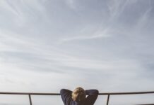 Родители бросили сына, а помогающую ему учительницу обвинили в «домогательствах»