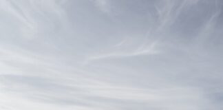 Родители бросили сына, а помогающую ему учительницу обвинили в «домогательствах»