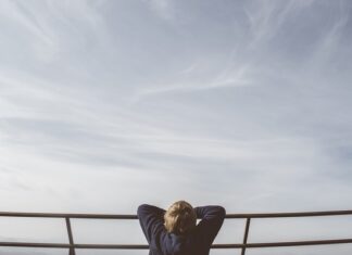 Родители бросили сына, а помогающую ему учительницу обвинили в «домогательствах»