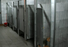 Гей проделывал отверстия в перегородках общественных туалетов для «быстрого» секса