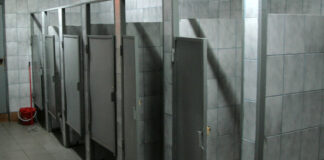 Гей проделывал отверстия в перегородках общественных туалетов для «быстрого» секса