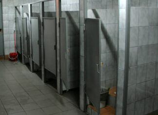 Гей проделывал отверстия в перегородках общественных туалетов для «быстрого» секса