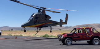 Блогеры скинули пикап Toyota Hilux с высоты в три километра: что с ним произошло. видео