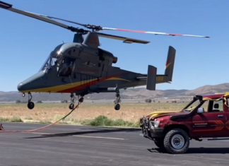 Блогеры скинули пикап Toyota Hilux с высоты в три километра: что с ним произошло. видео