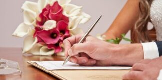 Мужчины с юмором оценили отмену штампа о браке в паспорте