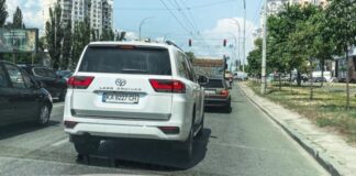 В Киеве заметили новейший Toyota Land Cruiser 300