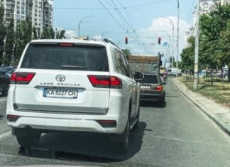 В Киеве заметили новейший Toyota Land Cruiser 300