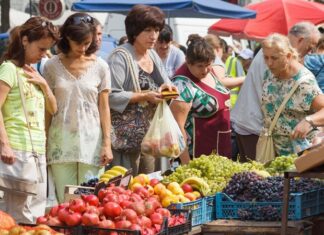 Не время отдыхать и покупать! Каждому седьмому в Украине не хватает денег на еду