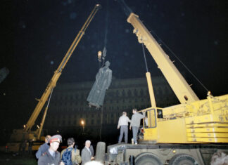 В годовщину сноса памятника Дзержинскому сторонники и противники вновь переругались