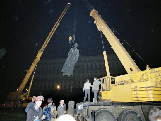 В годовщину сноса памятника Дзержинскому сторонники и противники вновь переругались