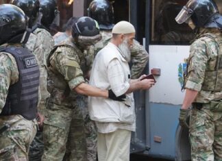 В Симферополе массовые задержания возле здания ФСБ