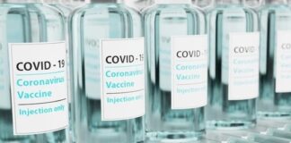 Вирусолог: рост случаев COVID-19 можно будет сдержать новыми вакцинами