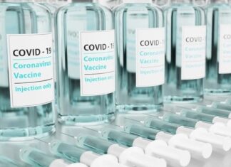 Вирусолог: рост случаев COVID-19 можно будет сдержать новыми вакцинами