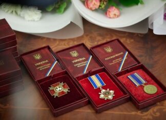 Зеленский вручил десяти военным награды