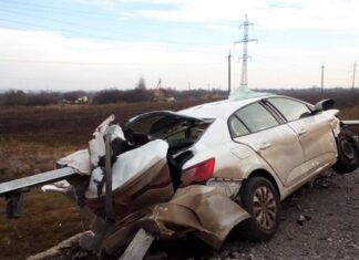 На Днепропетровщине легковушка налетела на отбойник, погиб водитель