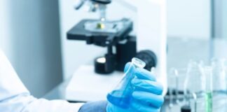 Пульмонолог объяснил легкое течение коронавируса при «Омикроне»