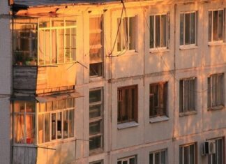 Россиян начнут штрафовать за самовольное остекление балкона