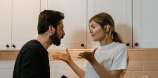 Два года за удар чашкой: юрист объяснил, что грозит распоясавшейся жене