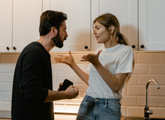 Два года за удар чашкой: юрист объяснил, что грозит распоясавшейся жене