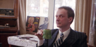 «Ношу костюмы пятидесятых годов»: россияне перешли на дешевые винтажные вещи