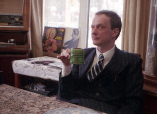 «Ношу костюмы пятидесятых годов»: россияне перешли на дешевые винтажные вещи