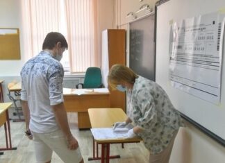 Депутат обратится к властям после увольнения учительницы из-за чтения Хармса