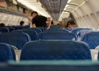 Россиян начали эвакуировать из-за рубежа: вывезут не всех