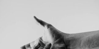 Признаком высокого холестерина назвали проблемы с двумя пальцами