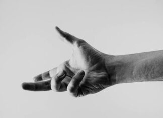 Признаком высокого холестерина назвали проблемы с двумя пальцами