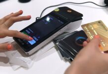 Союз потребителей призвал запретить продажу гаджетов без единого разъема