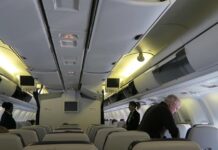 Стюардесса раскрыла тревожную причину, почему лучше сидеть, как можно ближе к двери