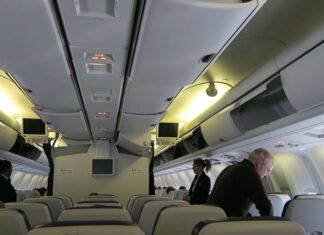 Стюардесса раскрыла тревожную причину, почему лучше сидеть, как можно ближе к двери