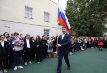 Как 1 сентября прошли линейки в московских школах: обмороки, падения