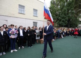 Как 1 сентября прошли линейки в московских школах: обмороки, падения