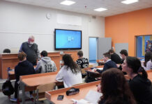 Министерство просвещения попросило отсрочки для всех учителей