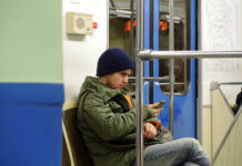 Общественники посчитали просьбу уступать женщине место в транспорте нарушением прав