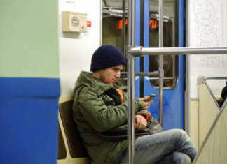 Общественники посчитали просьбу уступать женщине место в транспорте нарушением прав