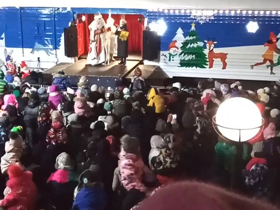 В Кемеровской области визит Деда Мороза обернулся скандалом: дети рыдали