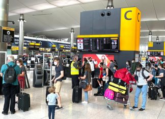 Аэропорты начали смягчать правила перевоза жидкостей и ноутбуков