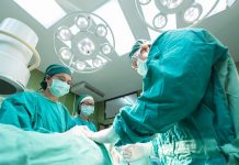 Мир охватили случаи предоставления «медицинского опекунства» над детьми