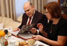 Мишустин на встрече с учителями вспомнил, как придумывал стихи за Маяковского