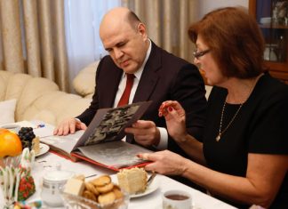 Мишустин на встрече с учителями вспомнил, как придумывал стихи за Маяковского