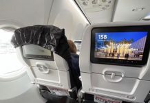 Туристка натянула черный пластиковый пакет на сиденье в самолете и вызвала возмущение