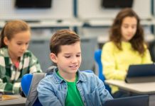 Тысячи украинских школьников получат iPad для учебы