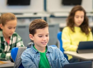 Тысячи украинских школьников получат iPad для учебы