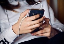 Десятилетнюю московскую школьницу атаковал непристойностями телефонный террорист: полиция бессильна