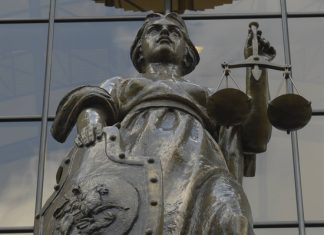 Корабль правозащиты сел на мель: почему ликвидируют Московскую хельсинкскую группу