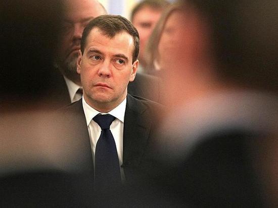 Медведев напомнил о правилах военного времени в отношении предателей Родины