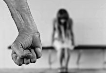 “Ломал ребра, издевался”: девочки много лет терпели отца-насильника