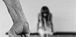 “Ломал ребра, издевался”: девочки много лет терпели отца-насильника